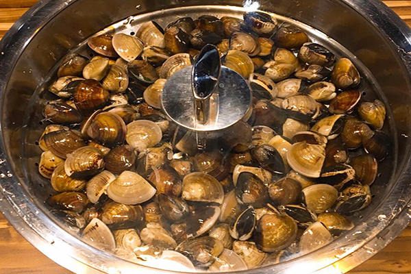 先用大量新鮮的蛤蜊，蒸出精華作為湯底。(圖／極蜆鍋物)