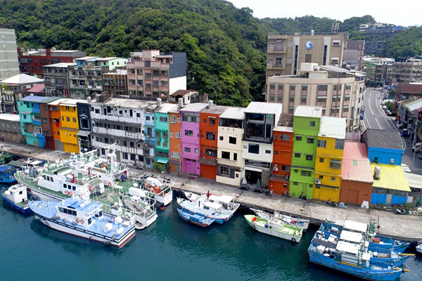 正濱漁港重新色彩塗佈後成為熱門的打卡景點(圖／基隆市政府)