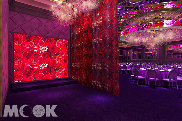 使用華麗紫為主體色系，璀璨閃爍水晶吊燈映襯著花朵動態作品，更為整體廳房增添豪華氛圍。