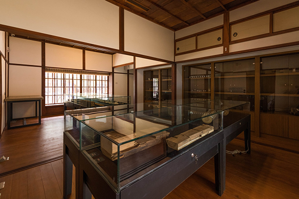 歷史前身為文化建築「日式警察宿舍」，感受日式建築的氛圍。（圖／桃園市政府）