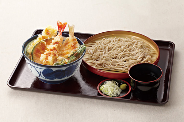 天丼可以加價升等為定食或蕎麥麵/烏龍麵套餐(圖／天丼てんや)