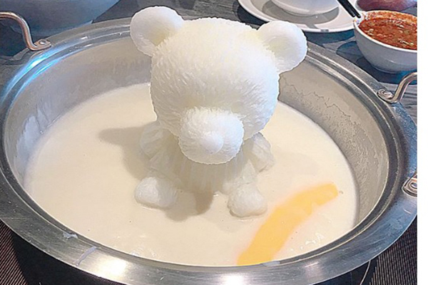 圓仔熊在鍋裡洗牛奶浴的模樣超療癒(圖／629ching)