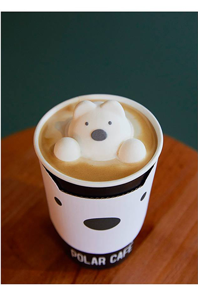 寶拉熊棉花糖放在咖啡上，超有少女心！(圖／POLAR CAFE)