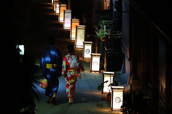 穿著浴衣和甚平參加「江之島燈籠」，享受夏季日本文藝氣息。