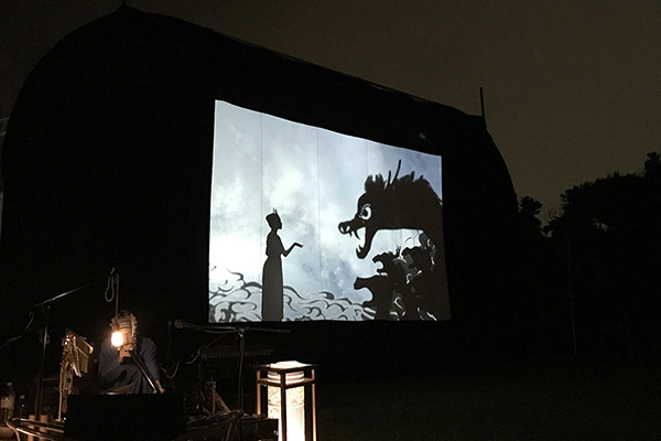 在江之島展望燈塔附近，有特設會場上演「江之島影子戲」。