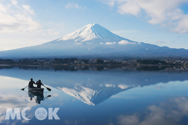 來到遠離日本東京市區的富士山「河口湖」，旅客能夠遠離城市的悶熱與塵囂，欣賞湖北岸的夢幻富士山景。(圖片提供/Booking.com，以下同)