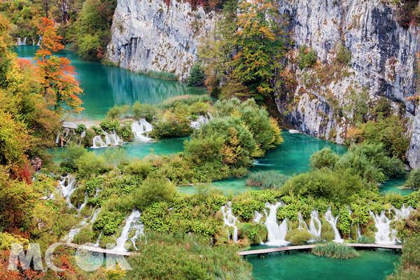 位在克羅埃西亞十六湖國家公園內的「普利特維采湖」，其清澈的藍綠色湖水形成仙境般的景象，吸引不少健行旅客造訪。