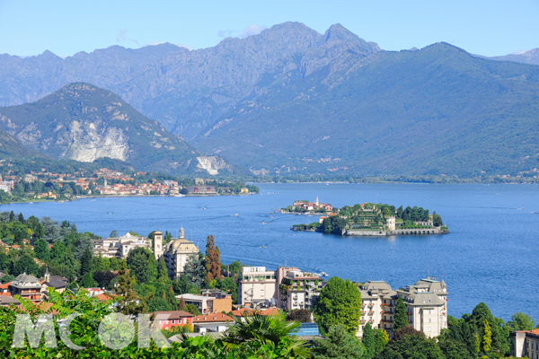 義大利「馬焦雷湖」是義大利境內最大的湖泊之一，旅客可至湖中的貝拉島一遊或搭乘纜車欣賞遼闊景色。