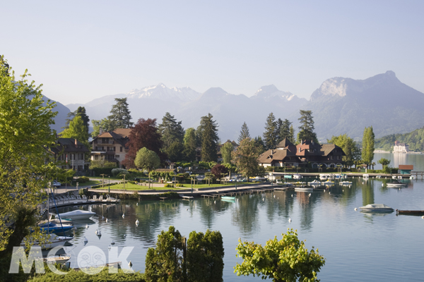 法國「安錫湖」坐落在阿爾卑斯山群之下，是法國第二大的淡水湖，旅客在此能游泳、划船或參與搭乘觀光船與郵輪遊湖等活動。