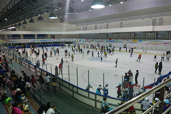 冰面滑冰總人數可達400人，看臺可以容納800個席位。(圖 /台北捷運)