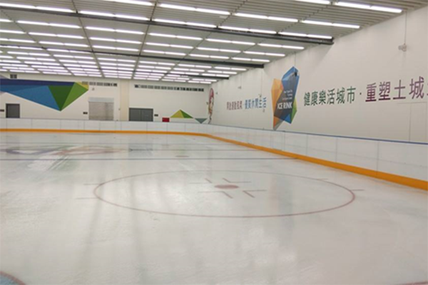 酷冰Frozone為新北市唯一符合國際標準的冰上曲棍球場。(圖 /酷冰Frozone)