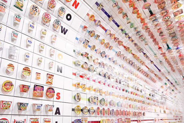 泡麵隧道，展示約800種素食泡麵款項。(圖／インスタンーメン発明記念館)