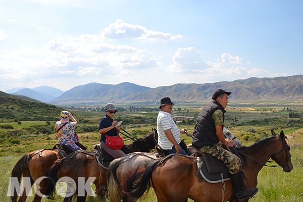 在吉爾吉斯坦當地青年帶領下進行騎馬體驗，大草原與高原風光一覽無遺。
