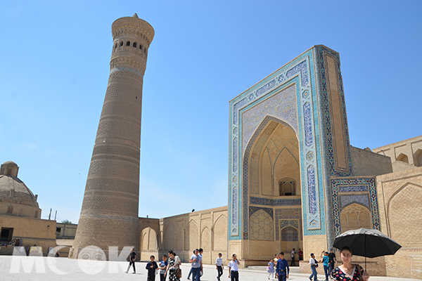 鐵木兒陵墓位於烏茲別克撒馬爾罕，內有伊斯蘭經書院、清真寺，陵墓與建築規模雄偉壯觀。
