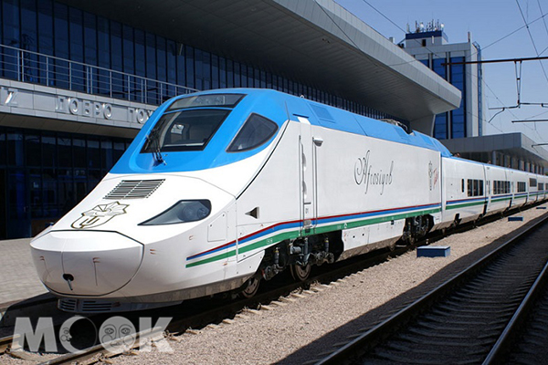 在烏茲別克搭乘高鐵，體驗當地高級、便利、快速的交通。
