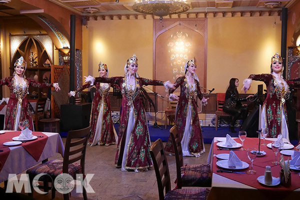 用餐時光還能欣賞當地歌舞演出！隨時隨地都在體驗在地文化～氣氛更是熱烈愉快！
