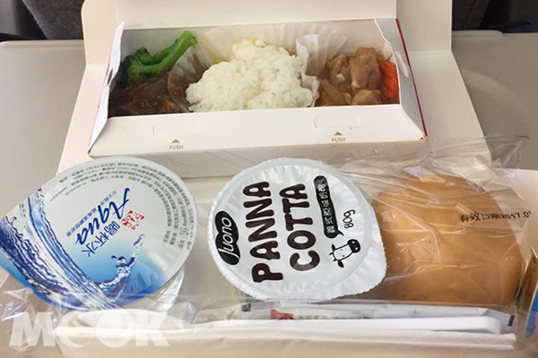 韓亞航機上提供雙主菜飛機餐，令乘客一次吃到兩種主菜餐點。