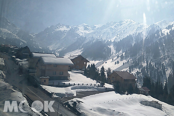 冬季時也有美麗雪景可賞，滑雪度假村設備完善，媲美歐洲風光與享受。