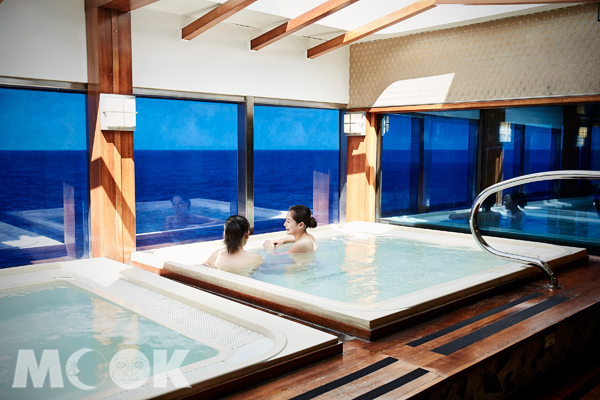 鑽石公主號擁有全球最大海上日式浴場Izumi，佔地超過8,800平方英尺，實現在海上享受純正日式浴場、一邊欣賞無敵海景的夢幻享受