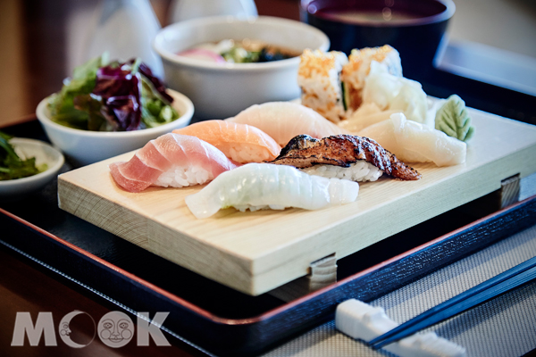 「海壽司餐廳」由國際一流壽司師傅坐鎮，善用當次到訪港口的新鮮漁貨料理，海上品嚐到高級日式料亭的美味