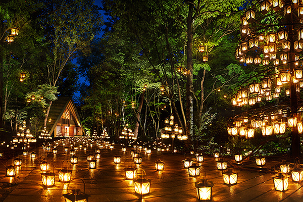 在翠綠山林中的木造教堂前點亮上千座燭燈。(圖／Summer Candle Night 2018，以下同)