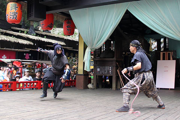 自日本京都的伊賀上野「河內忍軍」，會在舞濱舞台忍術表演。