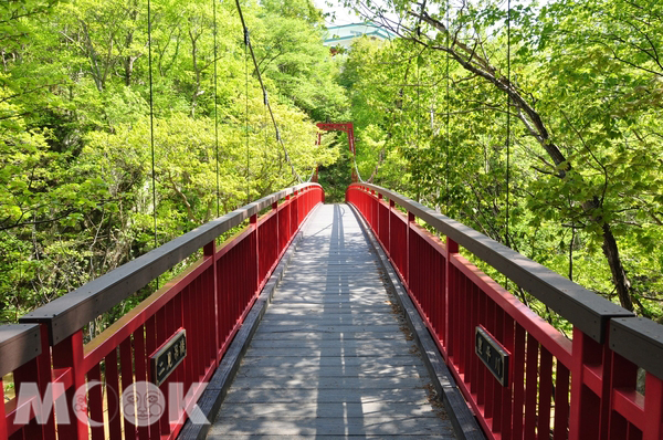 「二見吊橋」旅客從吊橋上就能俯覽二見岩以及流傳著河童傳說的河童淵。