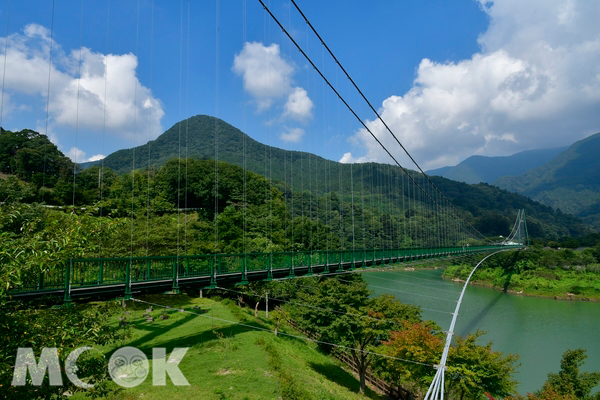 「紅葉谷大吊橋」周圍的塩原溪谷四季風景如畫。