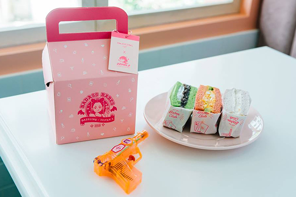 「粉壞甜心盒」內含三款彩虹吐司及炎夏必喝飲品，並附送一把粉嫩造型水槍。