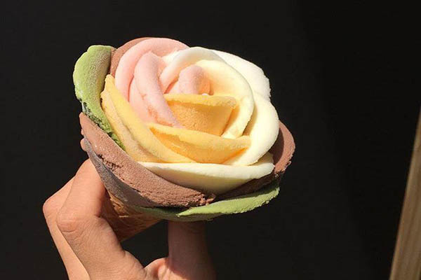 布達佩斯 冰淇淋專賣店推出七夕限定活動，教學手作玫瑰花冰淇淋(圖／布達佩斯 冰淇淋專賣店)