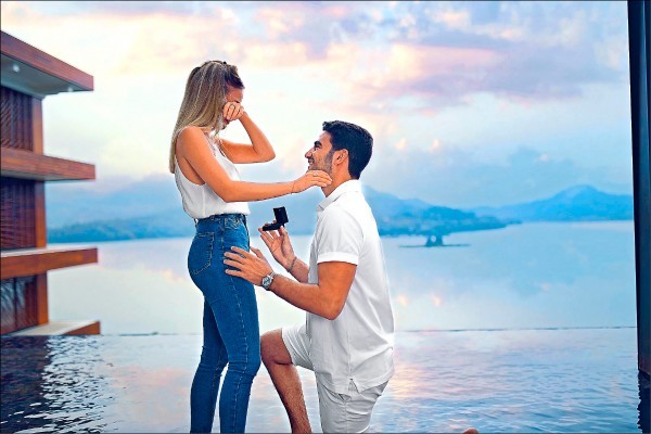 以色列名模佐瑪與男友求婚畫面，地點為日月潭涵碧樓，也讓日月潭風光在以色列爆紅。(圖／交通部觀光局）