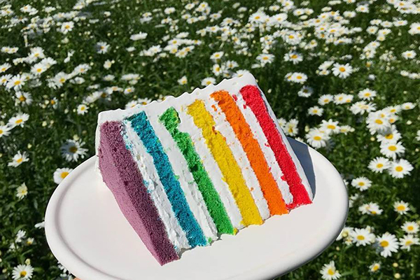 Dore Dore最有名的就是超人氣招牌彩虹蛋糕。(圖／Dore Dore)