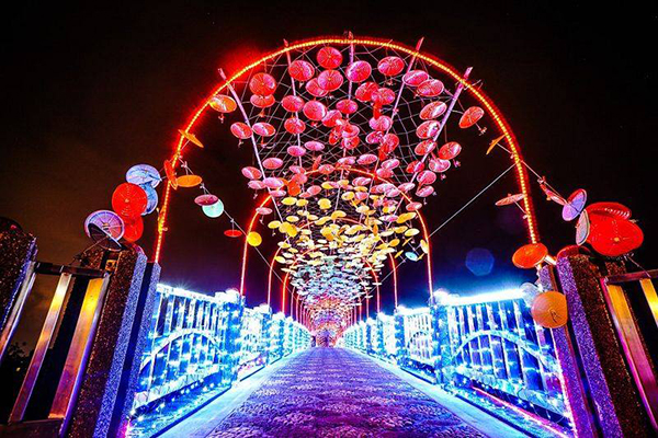 安農溪的粉紅橋當鵲橋為主角設施，裝上繽紛燦爛的燈飾。（圖／宜蘭勁好玩）