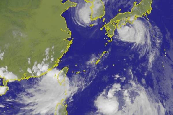 衛星雲圖上可見台灣西南部被熱帶性低氣壓籠罩。