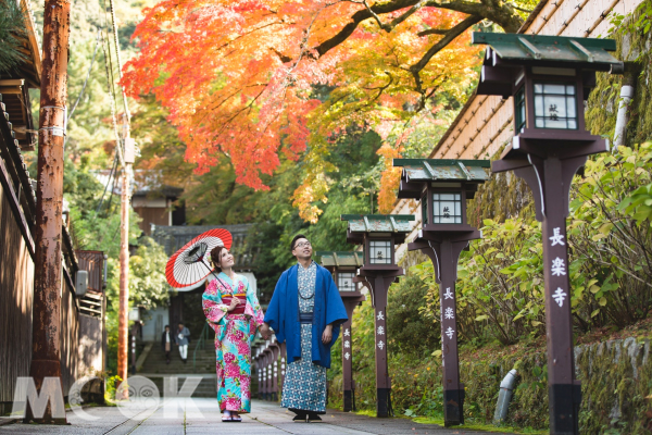 秋楓時節，換上和服漫步在京都，體驗一日京都人。(圖／夢館，以下同)