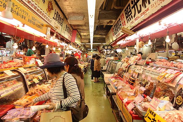日本最南端的沖繩，這裡傳統市場的最佳選擇即是第一牧志公設市場，兩層樓建築的第一層為生鮮賣場，第二層為食堂，相當有組織化 （圖／第一牧志公設市場）