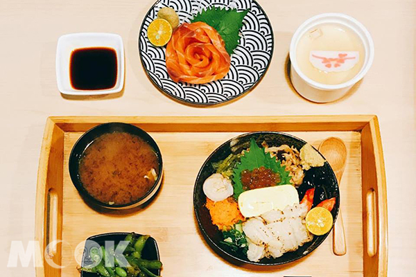 炙燒比目魚丼、鮭魚刺身、茶碗蒸。(圖／little.a.eating)