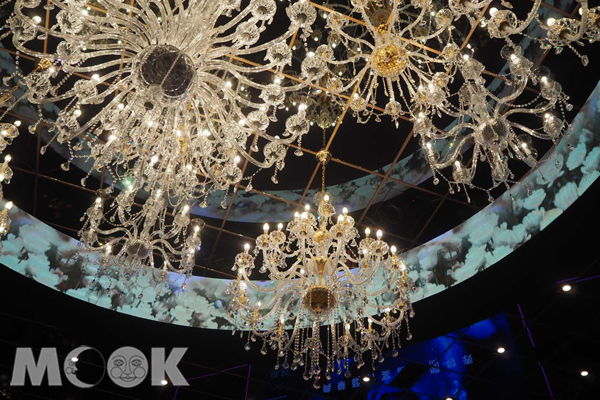 奢華精緻的施華洛世奇吊燈與LED藝術光雕秀。(圖／MOOK景點家張盈盈）