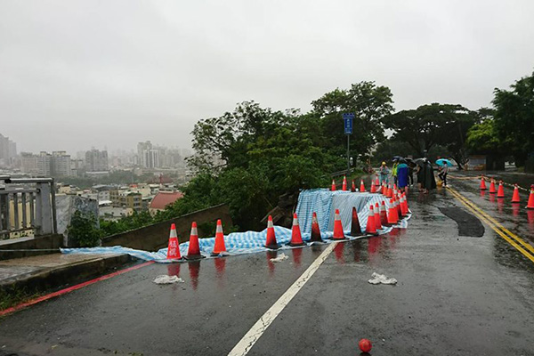 萬壽路段因連日豪雨造成道路沖刷坍塌。(圖／壽山動物園)