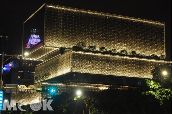 台北南山大樓的夜間外觀也呈現時尚華麗感。