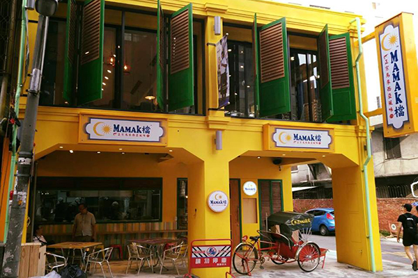 Mamak檔裝潢像身處在檳城街邊，吃一頓飯體驗馬來西亞風情。（圖／Mamak檔）