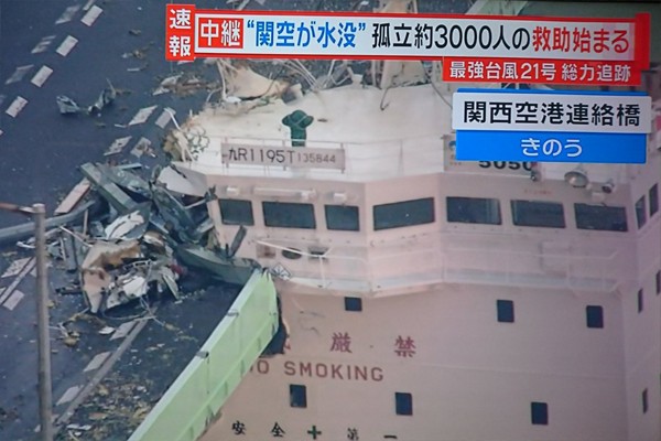 船隻與汽車等受到風災影響，造成許多破壞與堆疊的畫面，怵目驚心。(翻攝電視)