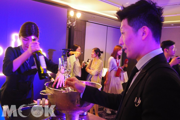 在第十屆香港美酒佳餚巡禮可品嘗精選美食以外也能喝到法國勃根地等地知名酒莊名酒。(圖／MOOK景點家張盈盈)