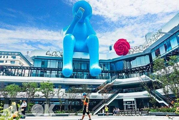 Dali Art藝術廣場的藍色巨人。（圖／molly888666）