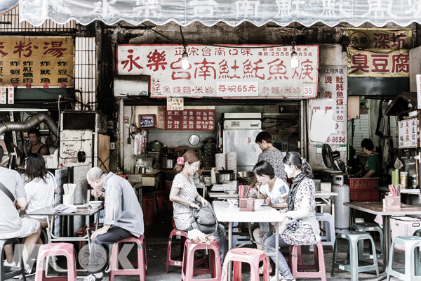 永樂市場周邊小吃攤是許多觀光客朝聖的美食。(圖/潘俊霖攝)