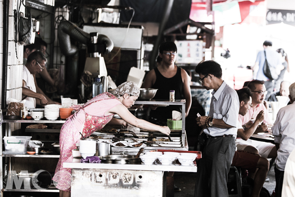 永樂市場周邊小吃攤是大稻埕重要朝食地。(圖/潘俊霖攝)