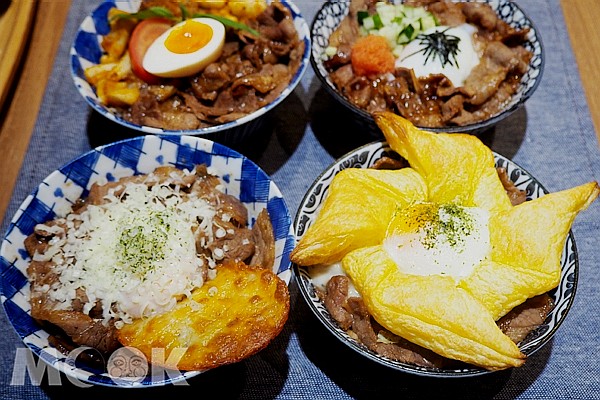 外型宛如大風車般的法式千層酥皮燒肉丼(牛五花$250，豬五花$230)。 (圖／MOOK景點家張盈盈）