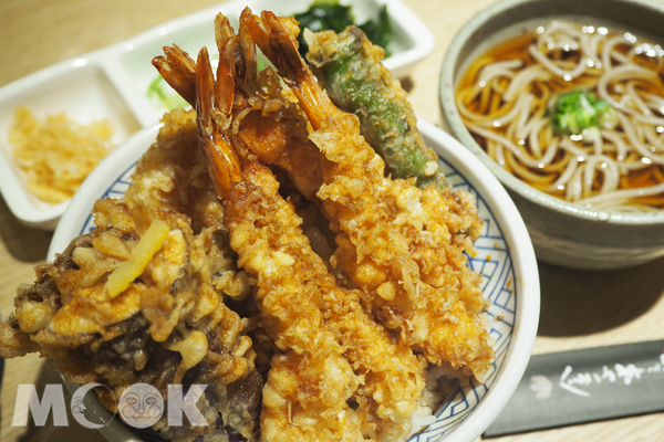 海老天丼與野菜天丼結合而成的金子極盛天丼。(圖／MOOK景點家張盈盈)