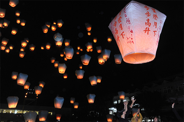 燦爛的點點紅光將夜空點綴得絢爛迷人 (圖／新北市政府)