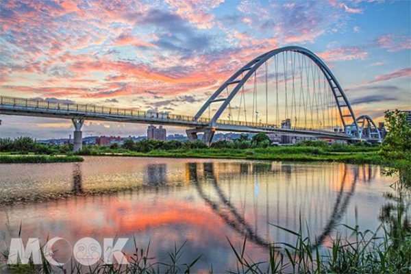 河畔的夕陽與河裡的新月橋 (圖／shengkai_traver)